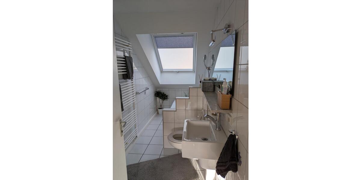 Dachgeschoßwohnung Stuttgart Luginsland - 4.5 Zimmer, 129 m&sup2;, 1.800&euro; | Angebot:25539472