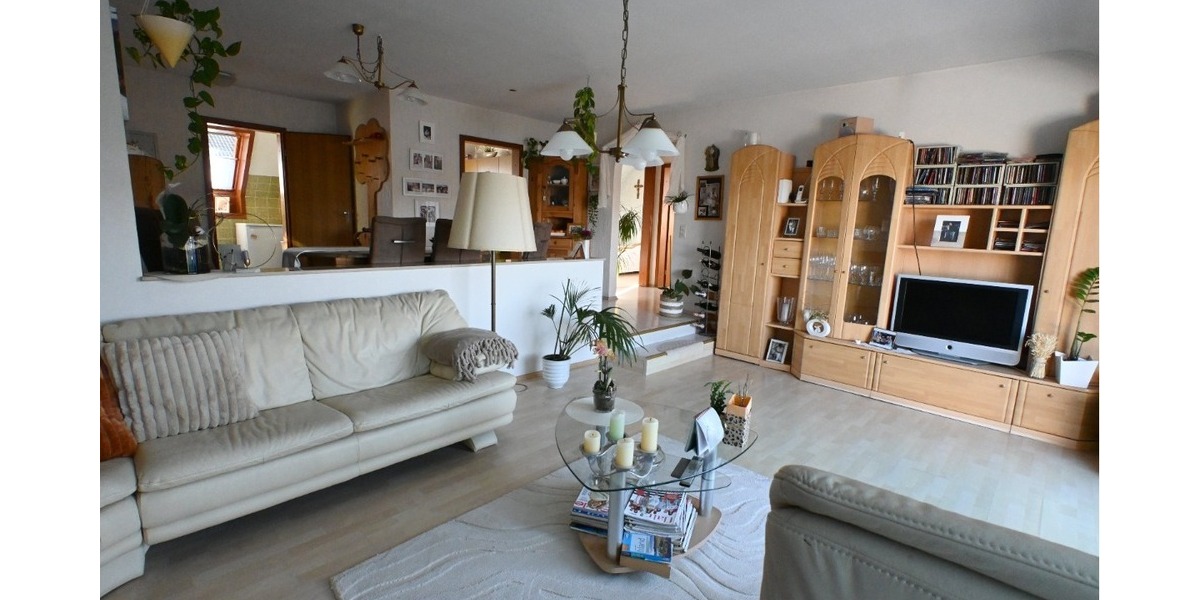 Einziehen, gestalten, wohlfühlen – Ihr Zuhause mit Schlossblick - Dachgeschoßwohnung Vaihingen | Angebot:24862389