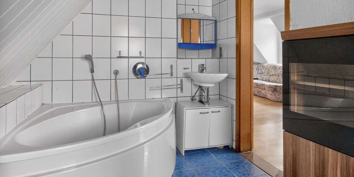 Lichtdurchflutete DG-Wohnung mit zusätzlichem Dachboden - Dachgeschoßwohnung Stuttgart Feuerbach | Angebot:24831534