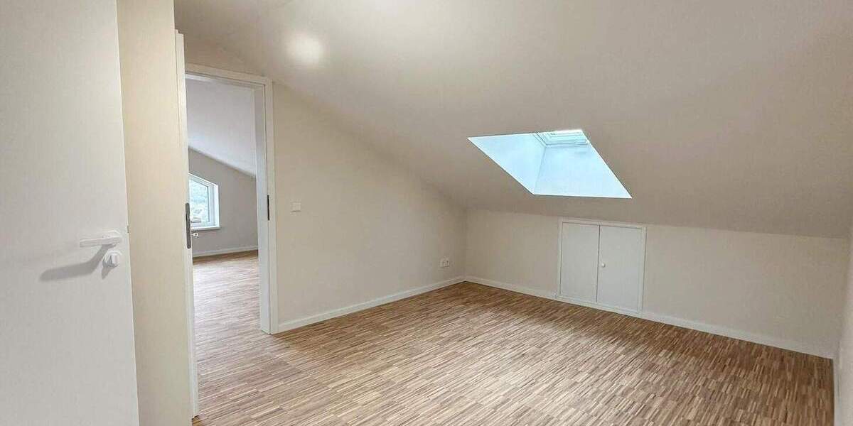 Einfamilienhaus Esslingen am Neckar Sulzgries - 6 Zimmer, 260 m&sup2;, 3.420&euro; | Angebot:25746482