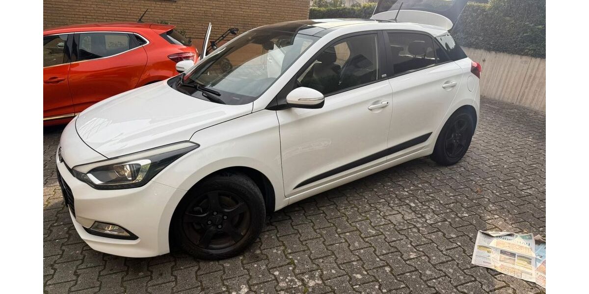 Hyundai i20 98.000 km 8.100 &euro; Bietigheim bissingen 74321