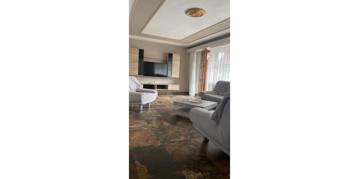 Erdgeschoßwohnung Neckartailfingen - 7 Zimmer, 180 m&sup2;, 1.700&euro; | Angebot:24813417