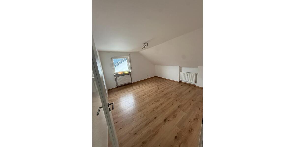 Dachgeschoßwohnung Schorndorf - 4 Zimmer, 98 m&sup2;, 1.700&euro; | Angebot:24748979