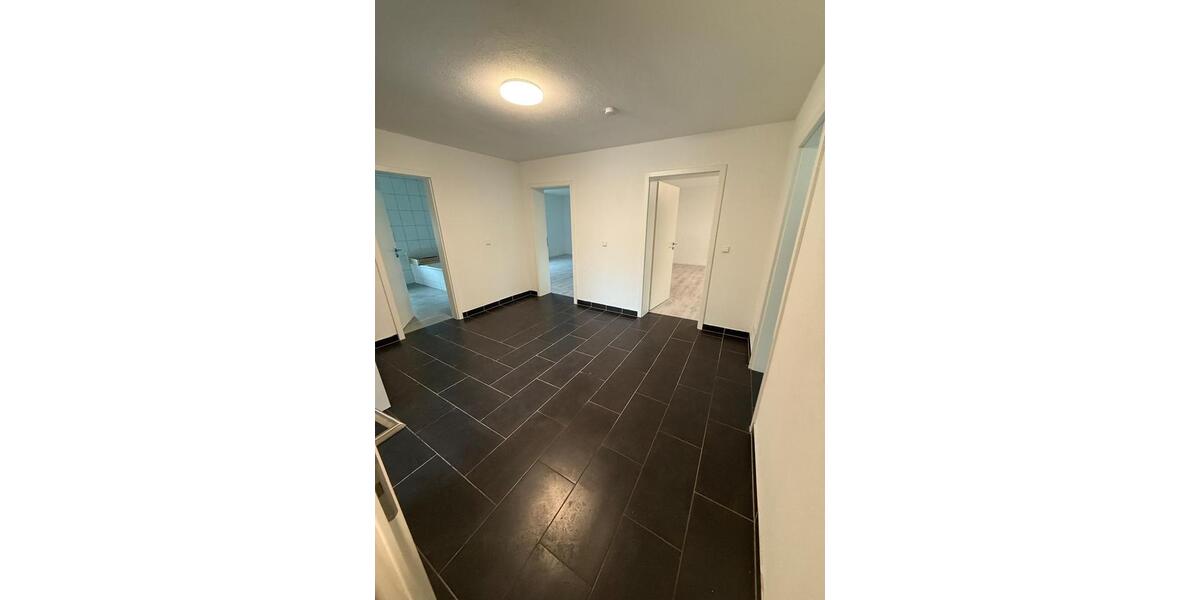 Erdgeschoßwohnung Stuttgart Mühlhausen - 5 Zimmer, 184 m&sup2;, 1.750&euro; | Angebot:24936956