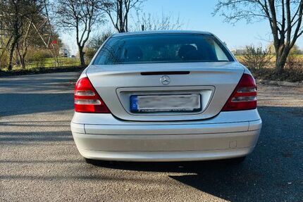 Mercedes-Benz 200 142.000 km 1.850 &euro; Sindelfingen 71069