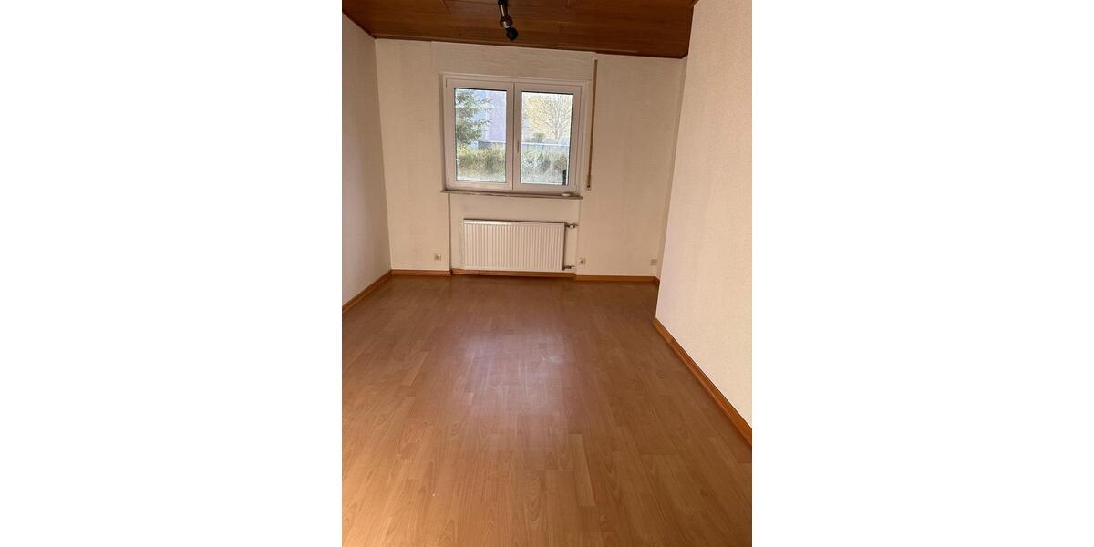 Erdgeschoßwohnung Uhingen - 4 Zimmer, 120 m&sup2;, 1.500&euro; | Angebot:25988250