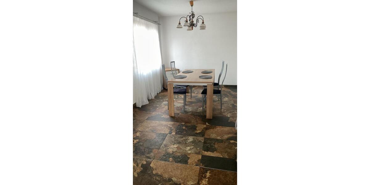 Erdgeschoßwohnung Neckartailfingen - 7 Zimmer, 180 m&sup2;, 1.700&euro; | Angebot:24813417