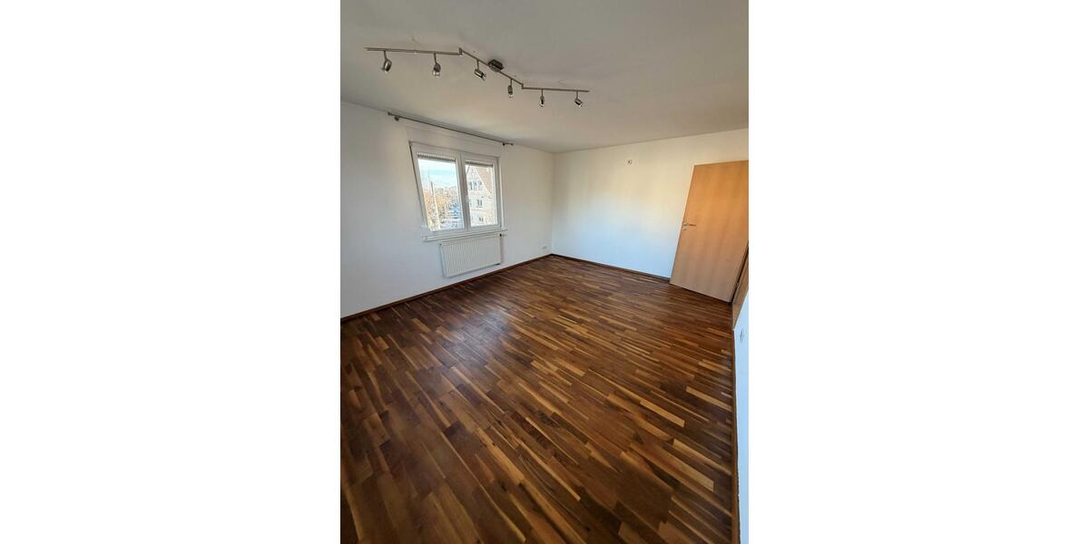 Etagenwohnung Leonberg - 3 Zimmer, 81 m&sup2;, 1.200&euro; | Angebot:25945571