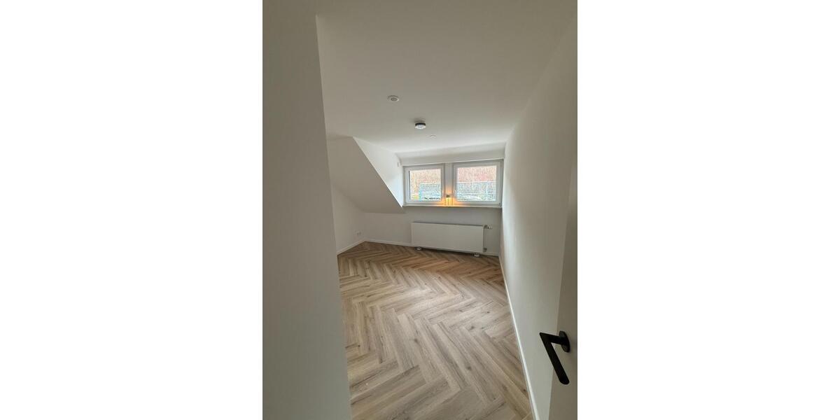 Dachgeschoßwohnung Stuttgart Mühlhausen - 4.5 Zimmer, 122 m&sup2;, 2.100&euro; | Angebot:25174546