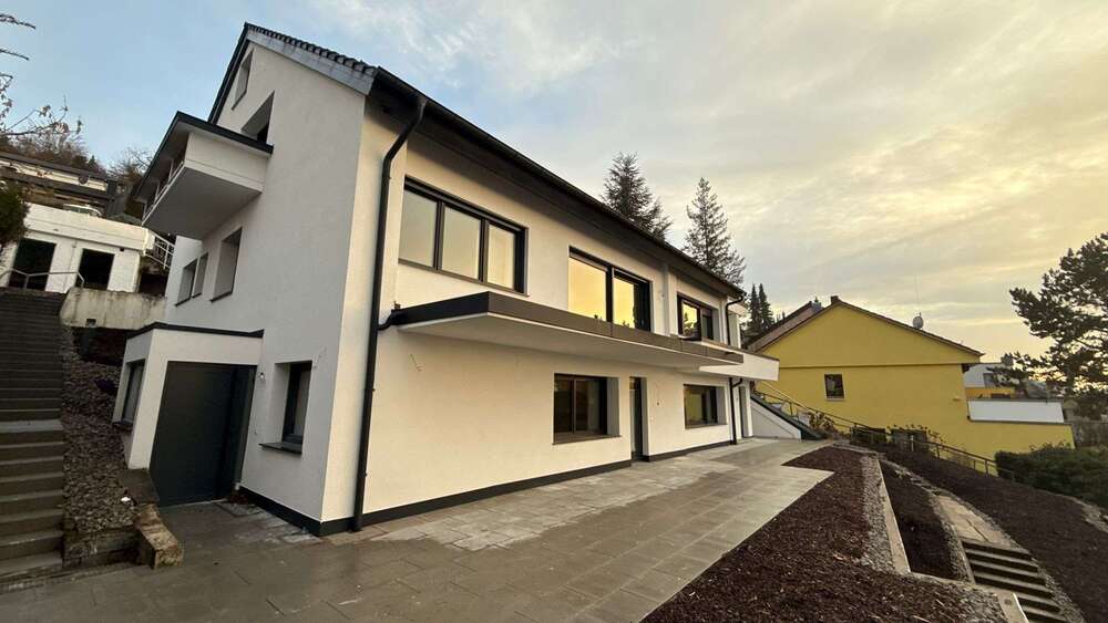 Etagenwohnung Stuttgart Feuerbach - 5 Zimmer, 220 m&sup2;, 3.000&euro; | Angebot:24776282