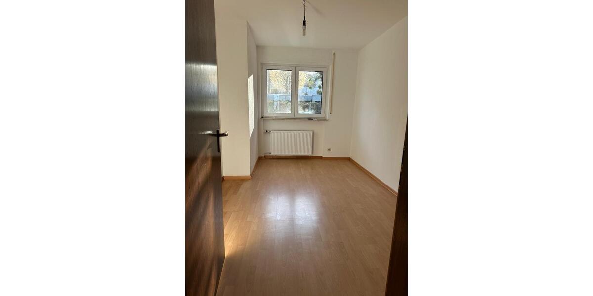 Erdgeschoßwohnung Uhingen - 4 Zimmer, 120 m&sup2;, 1.500&euro; | Angebot:25988250