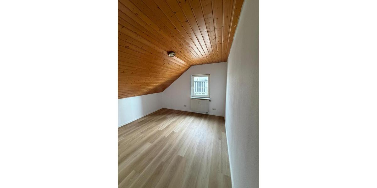 Dachgeschoßwohnung Ludwigsburg Pflugfelden - 3 Zimmer, 66 m&sup2;, 990&euro; | Angebot:26623402