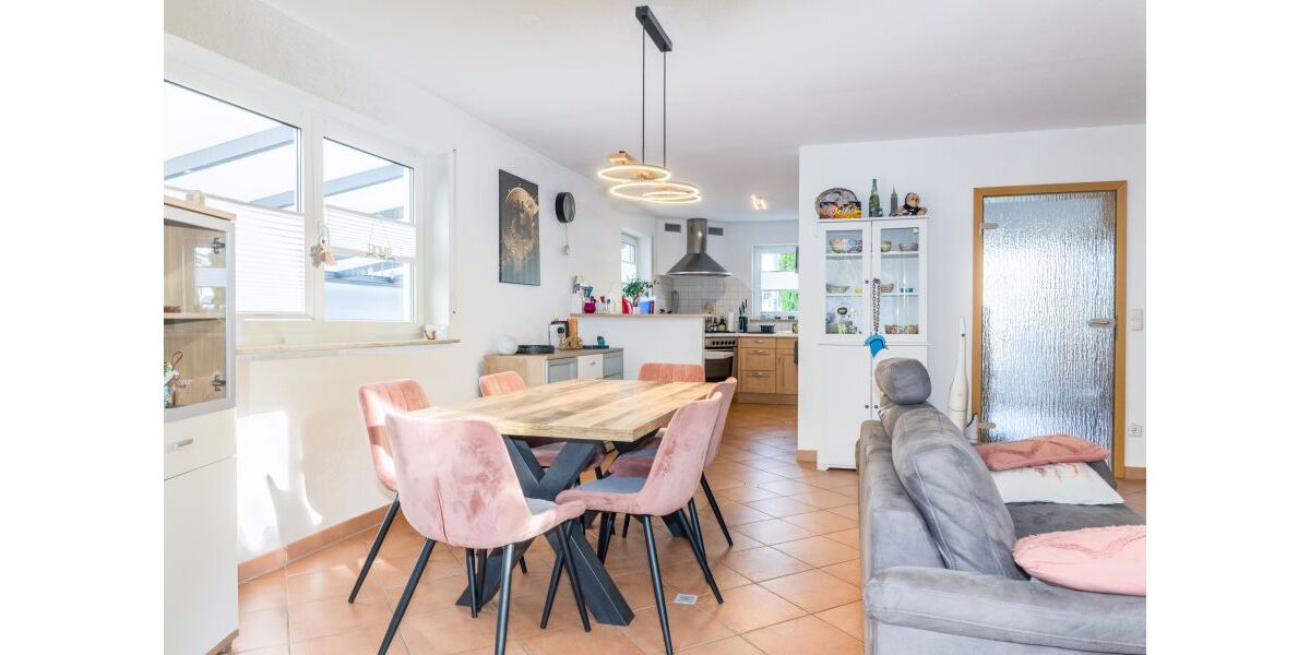 Provisionsfrei* Moderne, großzügige Doppelhaushälfte mit Einliegerwohnung, Garten, Carport, Solaranlage, Sauna & Jacuzzi, bezugsfrei - Doppelhaushälfte Uhingen | Angebot:27685704