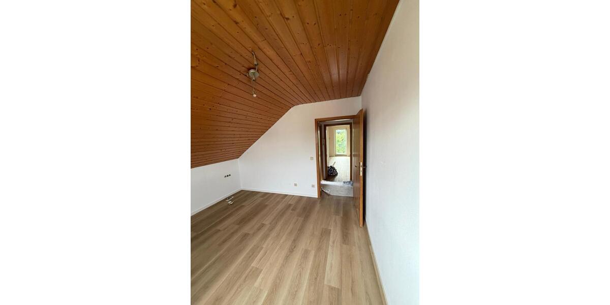 Dachgeschoßwohnung Ludwigsburg Pflugfelden - 3 Zimmer, 66 m&sup2;, 990&euro; | Angebot:26623402