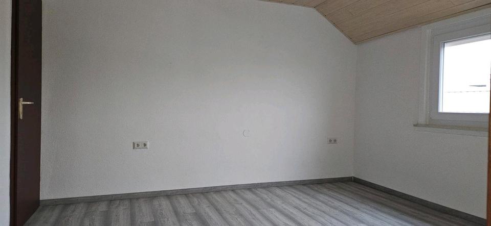 Dachgeschoßwohnung Backnang - 5 Zimmer, 94 m&sup2;, 1.300&euro; | Angebot:25948413