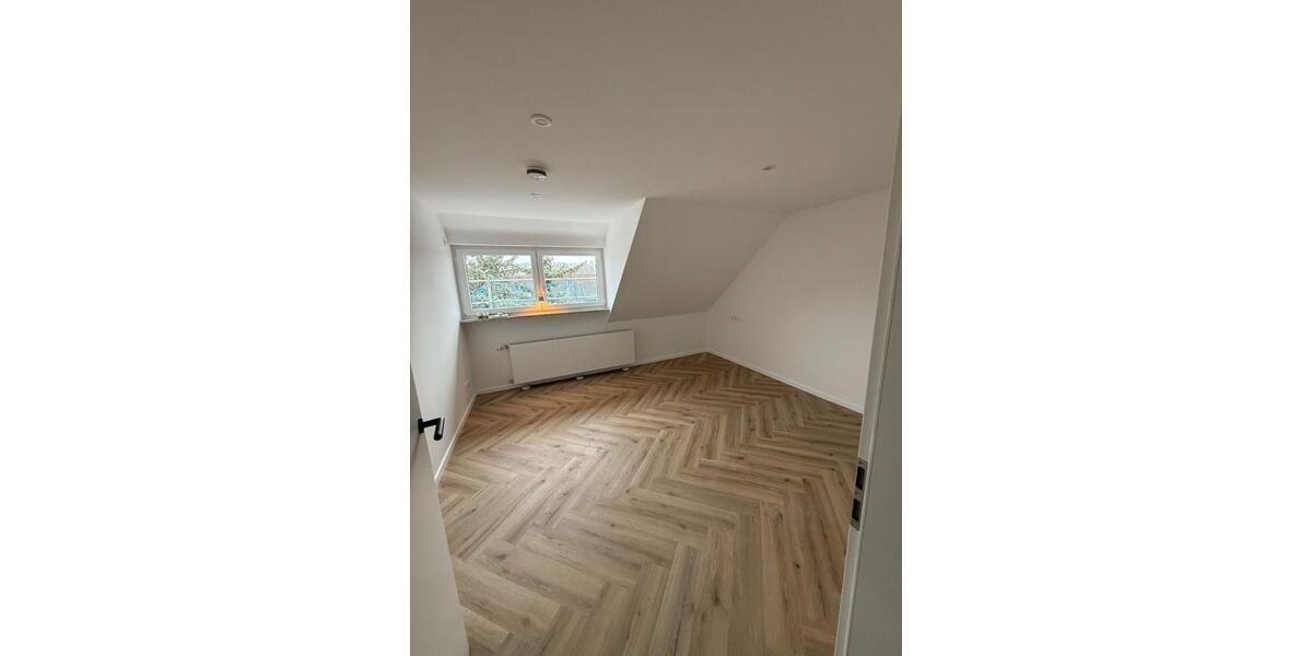 Dachgeschoßwohnung Stuttgart Mühlhausen - 4.5 Zimmer, 122 m&sup2;, 2.100&euro; | Angebot:25174546