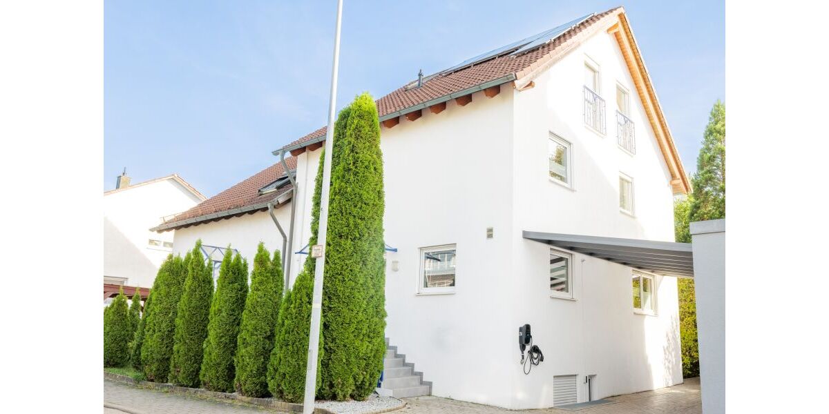 Provisionsfrei* Moderne, großzügige Doppelhaushälfte mit Einliegerwohnung, Garten, Carport, Solaranlage, Sauna & Jacuzzi, bezugsfrei - Doppelhaushälfte Uhingen | Angebot:27685704