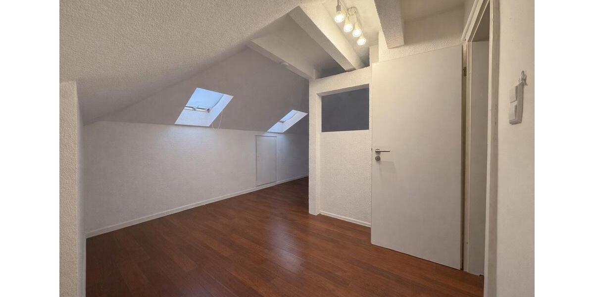 Dachgeschoßwohnung Stuttgart Bad Cannstatt - 4 Zimmer, 80 m&sup2;, 285.000&euro; | Angebot:25286837