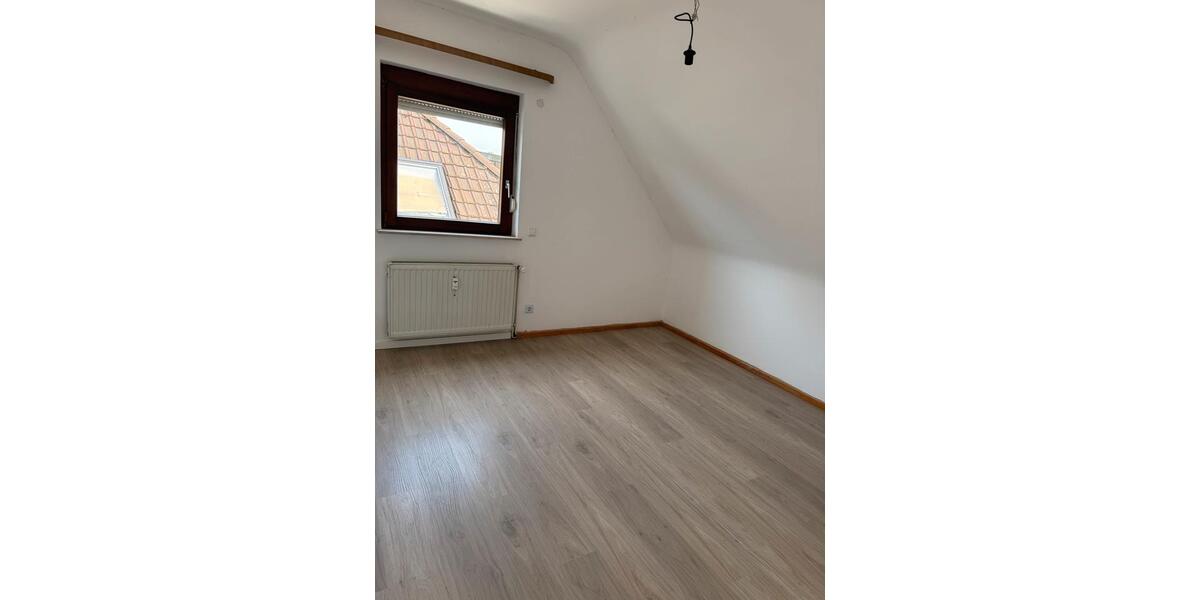 Dachgeschoßwohnung Ludwigsburg Hoheneck - 3.5 Zimmer, 77 m&sup2;, 910&euro; | Angebot:25756002