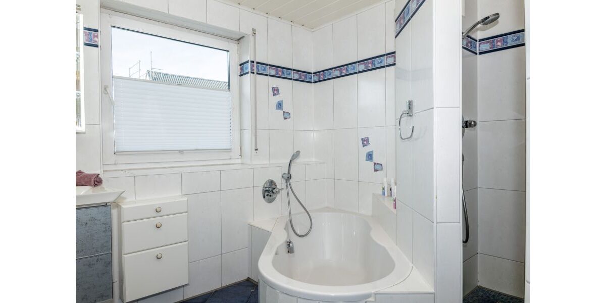 Provisionsfrei* Moderne, großzügige Doppelhaushälfte mit Einliegerwohnung, Garten, Carport, Solaranlage, Sauna & Jacuzzi, bezugsfrei - Doppelhaushälfte Uhingen | Angebot:27685704