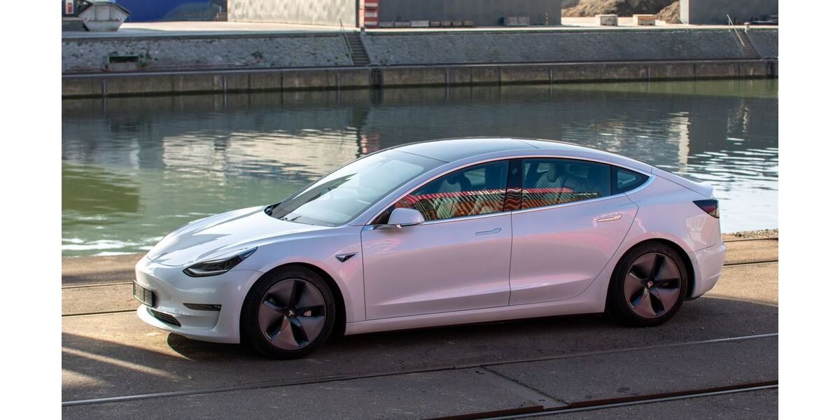 Tesla Model 3 91.682 km 22.900 &euro; Stuttgart 70176
