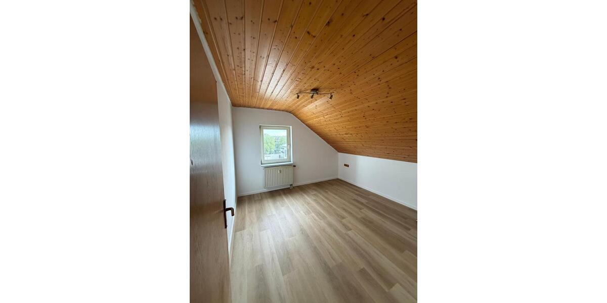 Dachgeschoßwohnung Ludwigsburg Pflugfelden - 3 Zimmer, 66 m&sup2;, 990&euro; | Angebot:26623402
