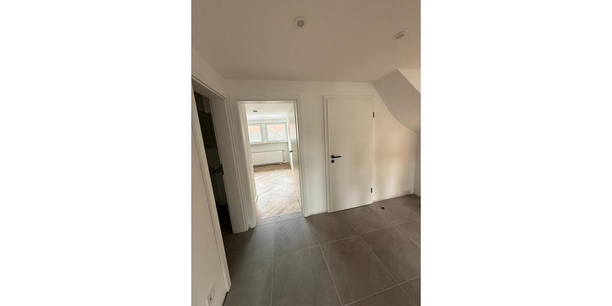 Dachgeschoßwohnung Stuttgart Mühlhausen - 4.5 Zimmer, 122 m&sup2;, 2.100&euro; | Angebot:25174546