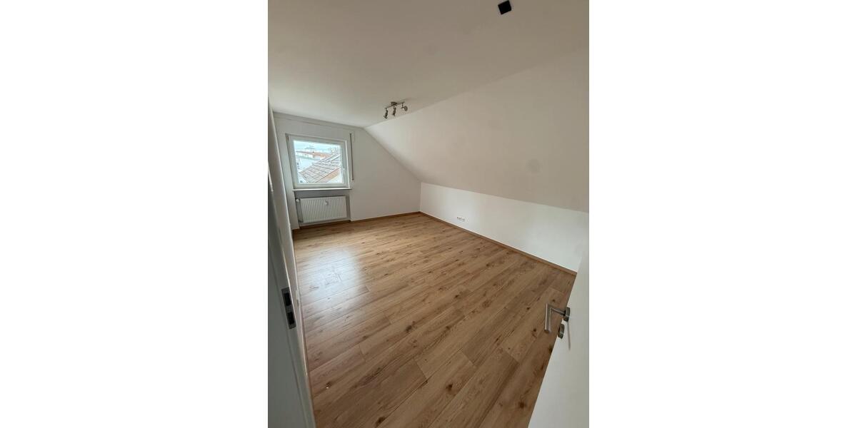 Dachgeschoßwohnung Schorndorf - 4 Zimmer, 98 m&sup2;, 1.700&euro; | Angebot:24748979