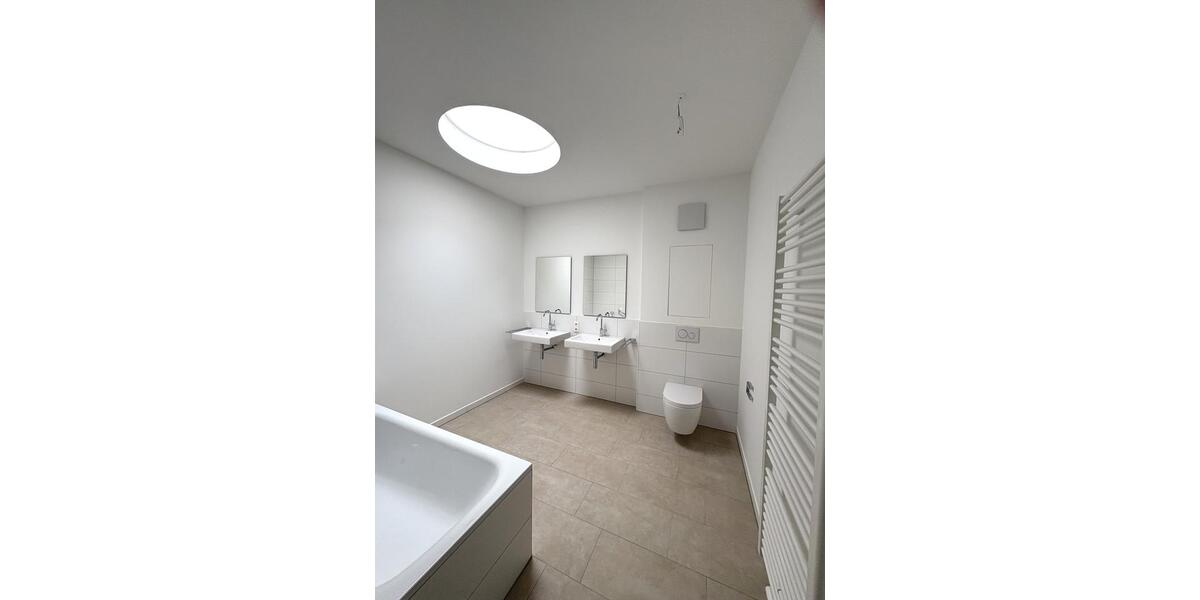 Dachgeschoßwohnung Leonberg - 4 Zimmer, 124 m&sup2;, 2.472&euro; | Angebot:24919337